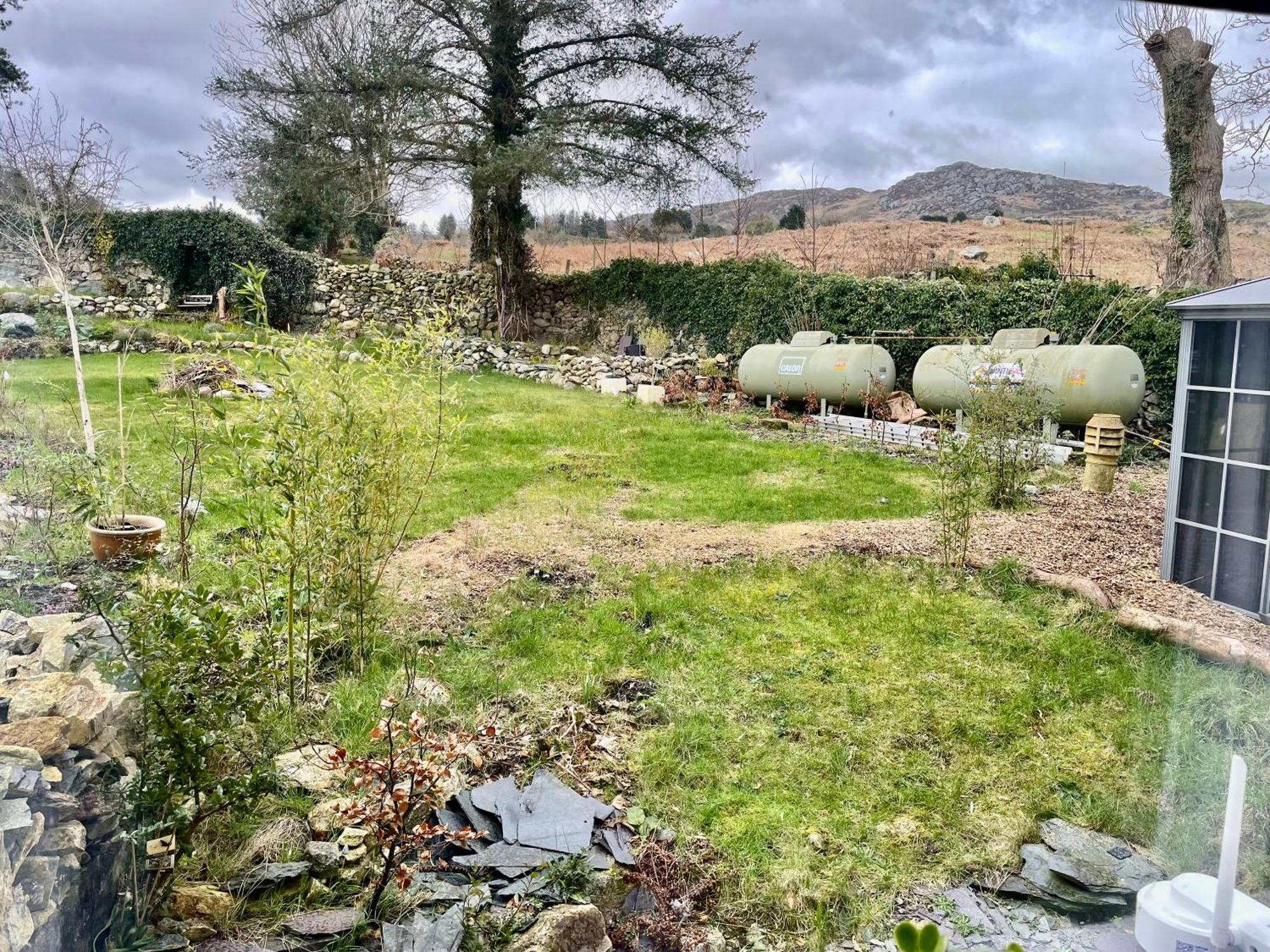 Spacious 3 bedroom garden apartment in Snowdonia National Park Garndolbenmaen Exterior foto